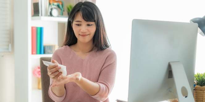 Selalu Hand Sanitizer? Ini 4 Rekomendasi Hand Cream Agar Tangan Tetap Halus