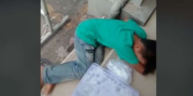 Haru! Momen Bocah Penjual Kelepon Tertidur di Emperan Depan ATM