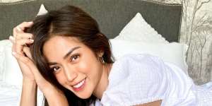 Dikelilingi 4 Bule, Busana Jessica Iskandar Bikin Mata Netizen Mendelik