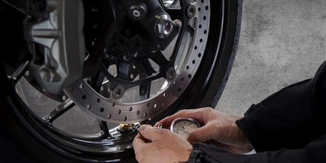 Fakta atau Mitos: Tekanan Angin Ban Motor Harus Dikurangi Saat Hujan