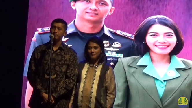 Momen Cucu Jenderal Sarwo Edhie Bersepeda Sambil Bagikan Sembako