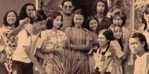 Foto Jadul Anak Muda Yogya Era 70-an Pas Nongkrong, Netizen Salfok Lihat Gayanya