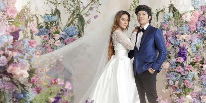 Tanpa Raul Lemos, Krisdayanti Gandeng Azriel di Acara Lamaran Atta-Aurel