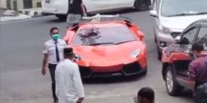 Viral Lamborghini Dipakai Jumatan, Jemaah Pada Melongo