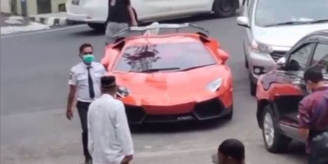 Viral Lamborghini Dipakai Jumatan, Jemaah Pada Melongo