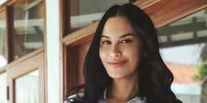 Pose di Atas Kapal, Penampilan Sophia Latjuba Bikin Riuh