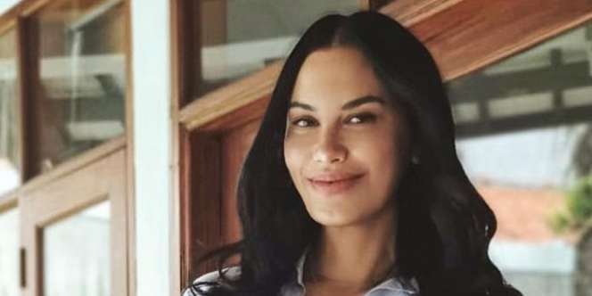 Pose di Atas Kapal, Penampilan Sophia Latjuba Bikin Riuh