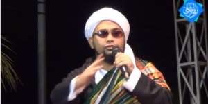 Habib Mustofa bin Ja'far Assegaf Dimakamkan di Samping Makam Ibunda