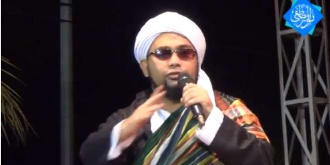 Habib Mustofa bin Ja'far Assegaf Dimakamkan di Samping Makam Ibunda