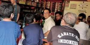 Gubernur DKI Jakarta Asyik Ngopi di Warkop, Pengunjung: Bapak Mirip Pak Anies Ya