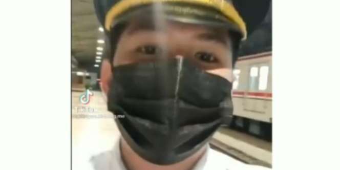 Momen Lucu Pegawai Stasiun Kebingungan Tegur 'Ibu Menyusui'