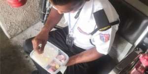Viral! Alasan Satpam Ini Hanya Makan Nasi Putih dan Bawang