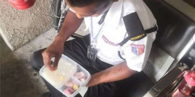 Viral! Alasan Satpam Ini Hanya Makan Nasi Putih dan Bawang