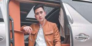 4 Artis yang Simpan Barang Aneh di Mobil