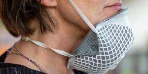 Masker Melorot ke Dagu Pas Belanja di Warung, Pria Didenda Rp35 Juta