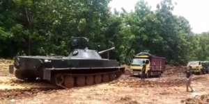 Viral Video Tank TNI Tarik Truk Terjebak di Lumpur, Seolah Tanpa Beban