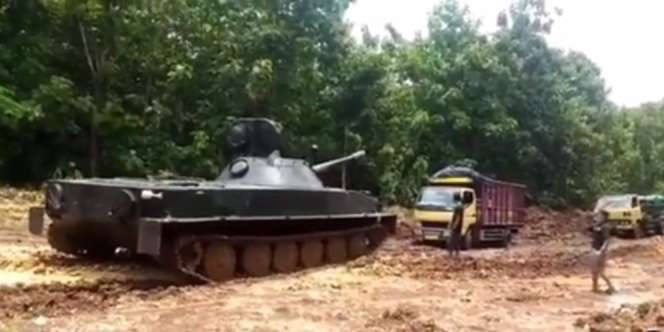 Viral Video Tank TNI Tarik Truk Terjebak di Lumpur, Seolah Tanpa Beban