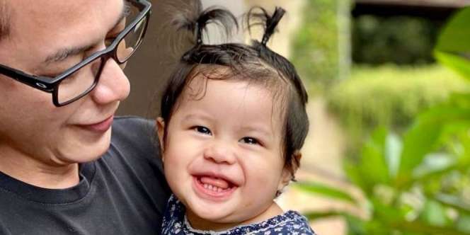 Momen Gemas Wishnutama Temani Putrinya yang Baru Bisa Jalan