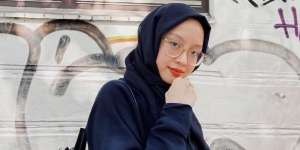 Tips Nyaman Berhijab Gita Savitri yang Berkacamata