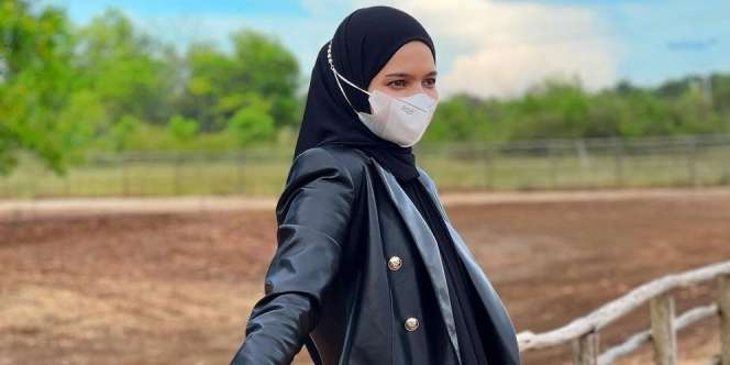 Tampil Modis Pakai Blazer ala Perancang Busana Vivi Zubedi