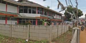 Pemkot Tangerang Robohkan Tembok Beton Penghalang Rumah Warga