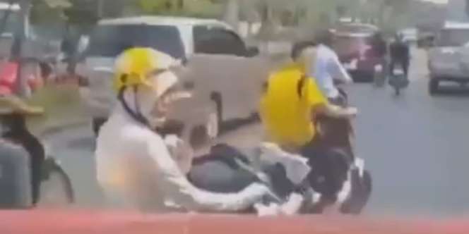 Kelakuan Emak-Emak Selow Naik Motor, Bikin Emosi Sampai Harus Diseret