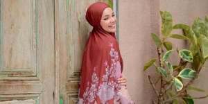 Gaya Hijab Bergo ala Dewi Sandra
