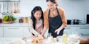 Dari Bikin Kue Bersama, Anak Bisa Belajar Beda Konduktor dan Isolator Lho