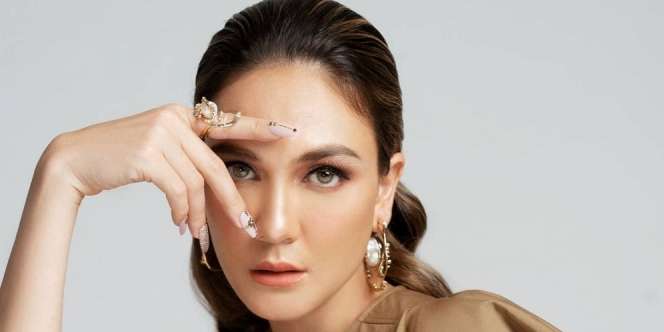  Luna Maya Tampil Menawan Pakai Gaun Batik Rp85 Juta