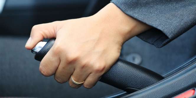 Mobil Tiba-Tiba Blong, Tarik Rem Tangan Pelan-Pelan Biar Selamat
