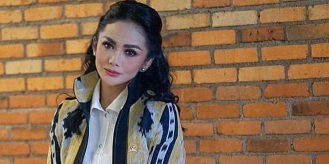 Setelah Disorot karena Tak Hadiri Siraman Aurel, KD Posting Foto Pernikahan
