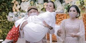 Anang Hermansyah Encok Usai Gendong Aurel