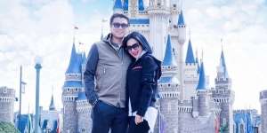 Masih Pandemi, Syahrini dan Reino Barack Kencan di Disneyland