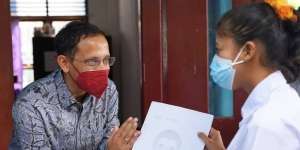Pengalaman Menyentuh Nadiem Bertemu Siswi SLB di Papua