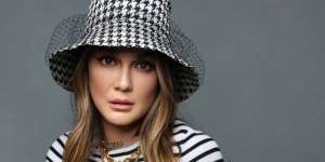 Berpose Bak Model, Luna Maya 'Pamer' Sabuk Rp8 Juta