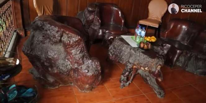 Bangku Sakti Haji Bolot, Butuh Delapan Orang Untuk Mengangkatnya