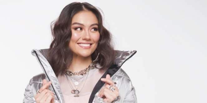 Agnez Mo Dipangku Pria Pelontos, Inikah Pacar Barunya?