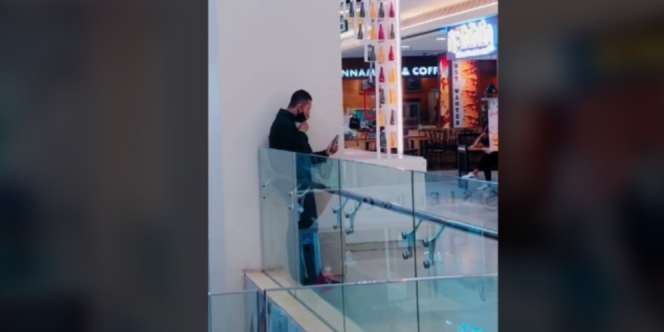 Untukmu yang Suka Mengeluh, Momen Ojol Video Call Ini Bikin Kamu Merenung