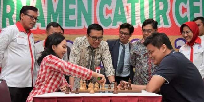 Komentari Duel Dewa Kipas, Ini Momen Susanto Vs Chelsie Tanding Catur Kilat
