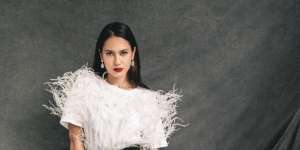 Pevita Pearce Ngopi Santai di Pinggir Kolam, Netizen Salfok ke Bagian Tubuhnya
