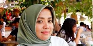 Pose Bareng Mama Amy, Celana Sobek Muzdalifah Jadi Sorotan