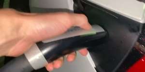 Sistem Error, Tesla Model 3 Tersangkut di Tempat Charger Umum 15 Jam