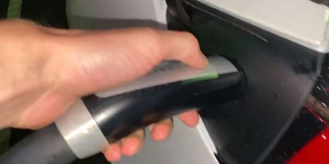 Sistem Error, Tesla Model 3 Tersangkut di Tempat Charger Umum 15 Jam