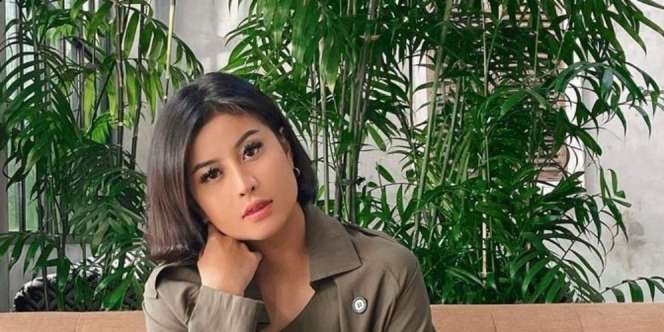 Awkarin Beli Hotel, Tulisan di Karangan Bunga Bikin Salfok