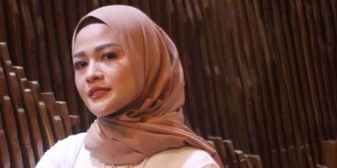 Bikin Pangling Tampil Berhijab, Baju Pedangdut Hesty Klepek Klepek Disorot