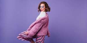 Tips Fahionable dengan Menggantungkan Jaket di Atas Bahu