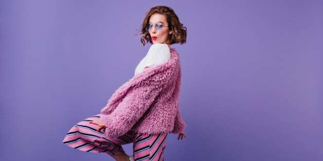 Tips Fahionable dengan Menggantungkan Jaket di Atas Bahu