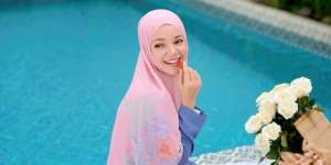 Gaya Dewi Sandra Kenakan Hijab Bergo, Bisa Jadi Inspirasi