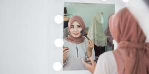 5 Trik Membuat Riasan Lebih Tahan Lama Saat Memakai Masker