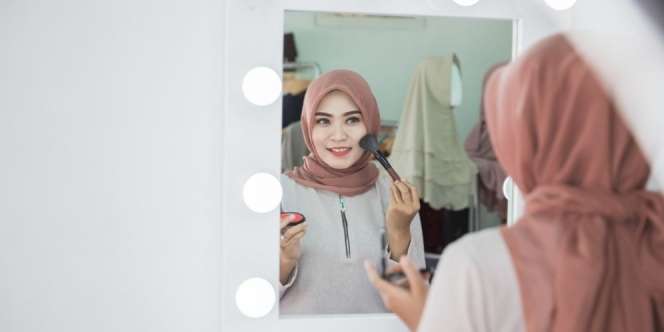 5 Trik Membuat Riasan Lebih Tahan Lama Saat Memakai Masker